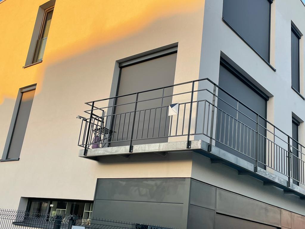 Screens extérieurs posés par Blindsup sur la façade d’un immeuble à Anderlecht