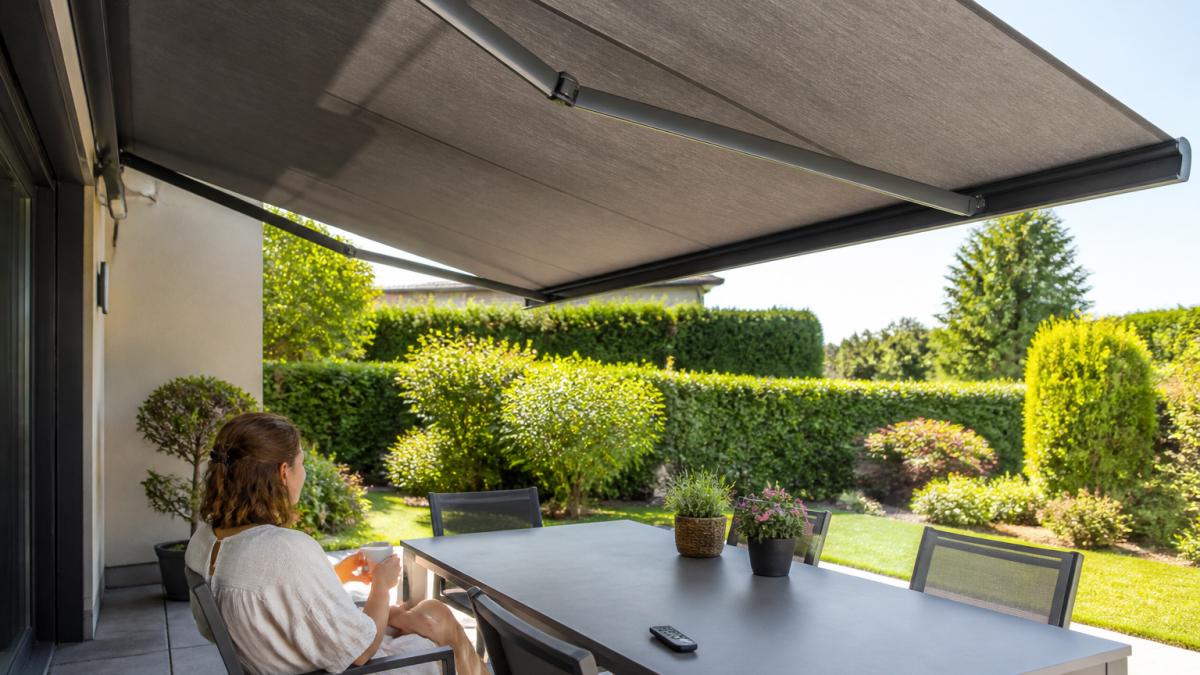 Store banne motorisé déployé au-dessus d'une terrasse